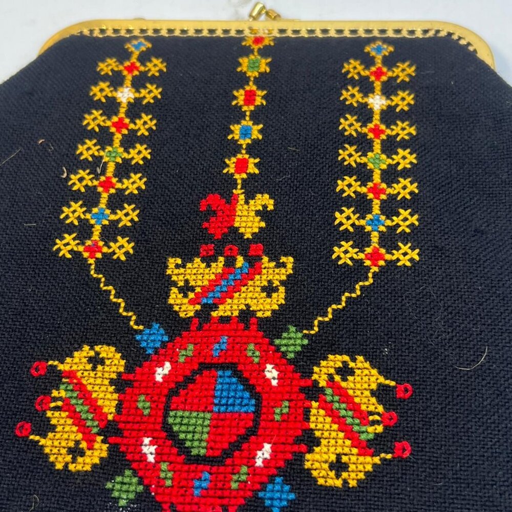 Vintage Black Needlepoint Clutch Purse Black Gold Chain Red Lining Kiss Lock - Picture 2 of 4